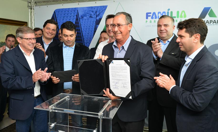 O governador Carlos Massa Ratinho Junior assinou nesta quinta-feira (14) contratos para a construção de 872 novas moradias populares em 15 municípios paranaenses. Os projetos foram desenvolvidos em diferentes programas coordenados pela Companhia de Habitação do Paraná (Cohapar), em parceria com as prefeituras e receberão investimentos de R$ 68,8 milhões.