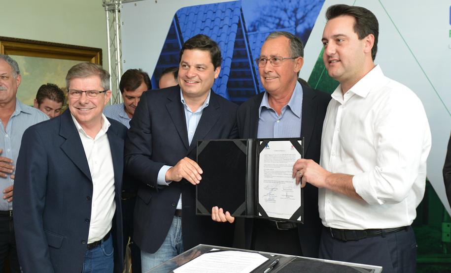 O governador Carlos Massa Ratinho Junior assinou nesta quinta-feira (14) contratos para a construção de 872 novas moradias populares em 15 municípios paranaenses. Os projetos foram desenvolvidos em diferentes programas coordenados pela Companhia de Habitação do Paraná (Cohapar), em parceria com as prefeituras e receberão investimentos de R$ 68,8 milhões.