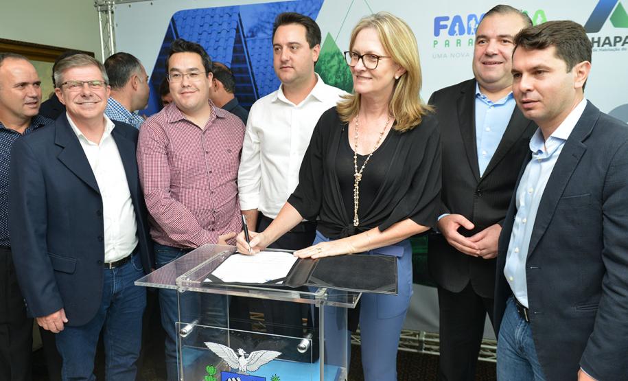 O governador Carlos Massa Ratinho Junior assinou nesta quinta-feira (14) contratos para a construção de 872 novas moradias populares em 15 municípios paranaenses. Os projetos foram desenvolvidos em diferentes programas coordenados pela Companhia de Habitação do Paraná (Cohapar), em parceria com as prefeituras e receberão investimentos de R$ 68,8 milhões.