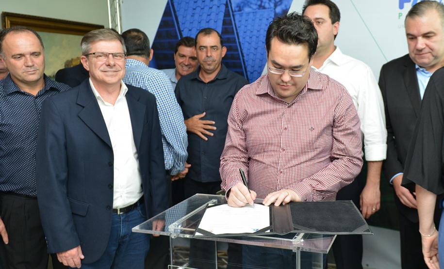 O governador Carlos Massa Ratinho Junior assinou nesta quinta-feira (14) contratos para a construção de 872 novas moradias populares em 15 municípios paranaenses. Os projetos foram desenvolvidos em diferentes programas coordenados pela Companhia de Habitação do Paraná (Cohapar), em parceria com as prefeituras e receberão investimentos de R$ 68,8 milhões.