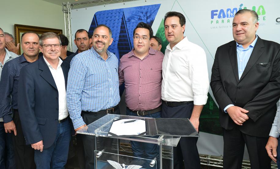 O governador Carlos Massa Ratinho Junior assinou nesta quinta-feira (14) contratos para a construção de 872 novas moradias populares em 15 municípios paranaenses. Os projetos foram desenvolvidos em diferentes programas coordenados pela Companhia de Habitação do Paraná (Cohapar), em parceria com as prefeituras e receberão investimentos de R$ 68,8 milhões.
