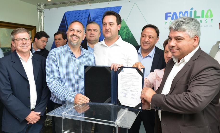 O governador Carlos Massa Ratinho Junior assinou nesta quinta-feira (14) contratos para a construção de 872 novas moradias populares em 15 municípios paranaenses. Os projetos foram desenvolvidos em diferentes programas coordenados pela Companhia de Habitação do Paraná (Cohapar), em parceria com as prefeituras e receberão investimentos de R$ 68,8 milhões.