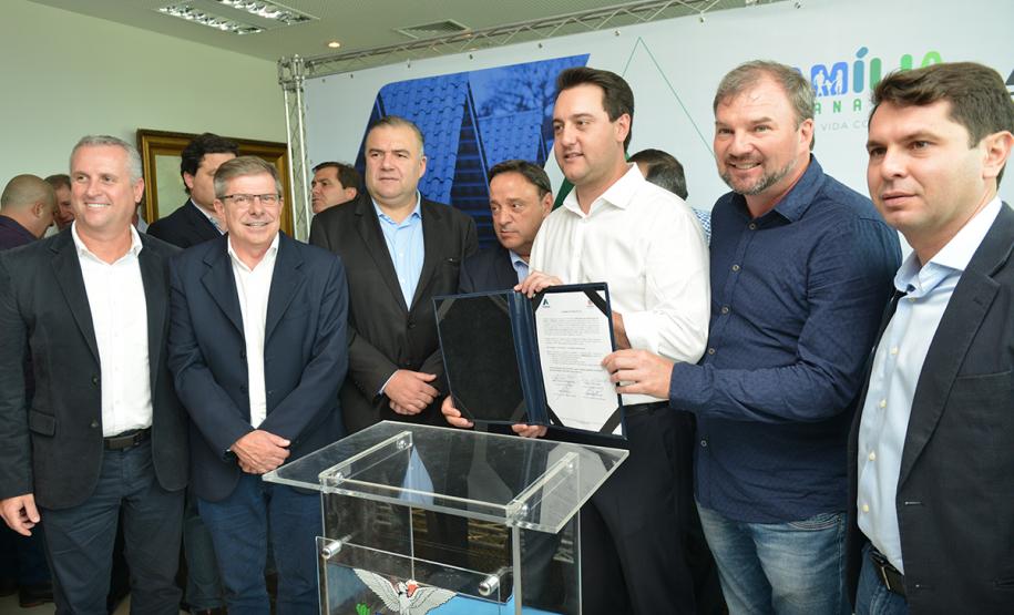 O governador Carlos Massa Ratinho Junior assinou nesta quinta-feira (14) contratos para a construção de 872 novas moradias populares em 15 municípios paranaenses. Os projetos foram desenvolvidos em diferentes programas coordenados pela Companhia de Habitação do Paraná (Cohapar), em parceria com as prefeituras e receberão investimentos de R$ 68,8 milhões.