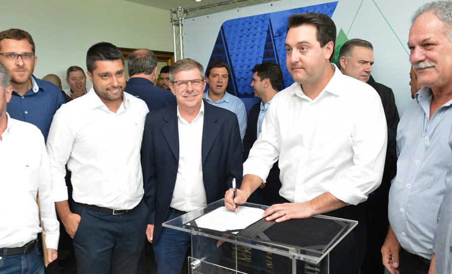 O governador Carlos Massa Ratinho Junior assinou nesta quinta-feira (14) contratos para a construção de 872 novas moradias populares em 15 municípios paranaenses. Os projetos foram desenvolvidos em diferentes programas coordenados pela Companhia de Habitação do Paraná (Cohapar), em parceria com as prefeituras e receberão investimentos de R$ 68,8 milhões.