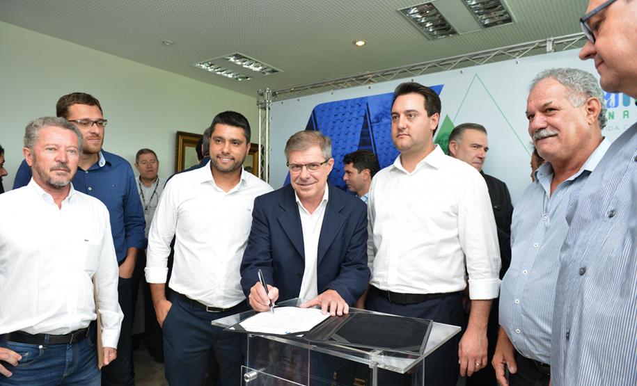 O governador Carlos Massa Ratinho Junior assinou nesta quinta-feira (14) contratos para a construção de 872 novas moradias populares em 15 municípios paranaenses. Os projetos foram desenvolvidos em diferentes programas coordenados pela Companhia de Habitação do Paraná (Cohapar), em parceria com as prefeituras e receberão investimentos de R$ 68,8 milhões.