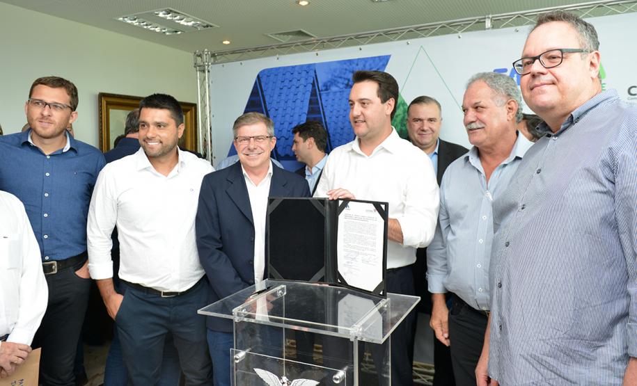 O governador Carlos Massa Ratinho Junior assinou nesta quinta-feira (14) contratos para a construção de 872 novas moradias populares em 15 municípios paranaenses. Os projetos foram desenvolvidos em diferentes programas coordenados pela Companhia de Habitação do Paraná (Cohapar), em parceria com as prefeituras e receberão investimentos de R$ 68,8 milhões.