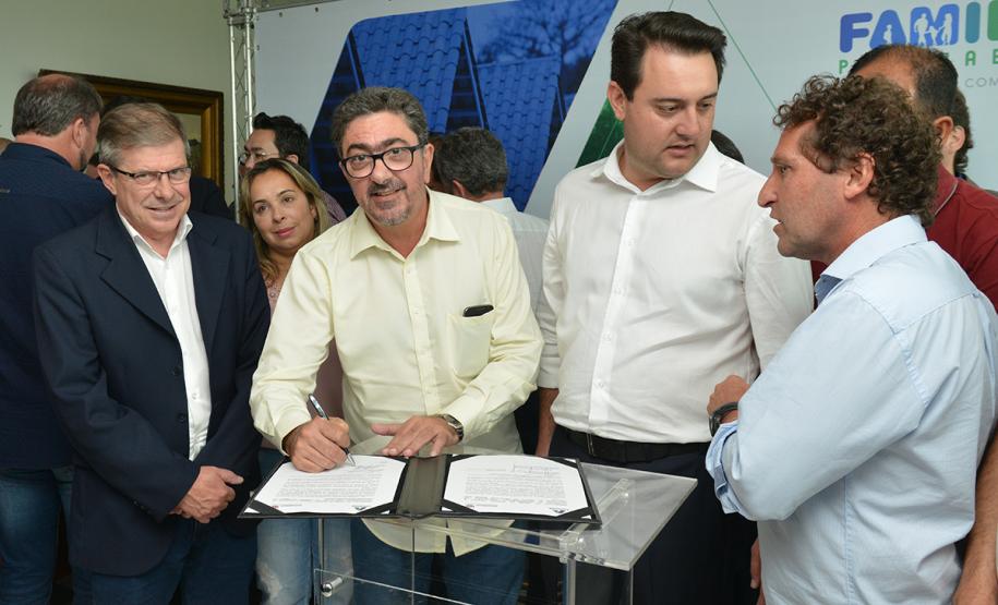 O governador Carlos Massa Ratinho Junior assinou nesta quinta-feira (14) contratos para a construção de 872 novas moradias populares em 15 municípios paranaenses. Os projetos foram desenvolvidos em diferentes programas coordenados pela Companhia de Habitação do Paraná (Cohapar), em parceria com as prefeituras e receberão investimentos de R$ 68,8 milhões.