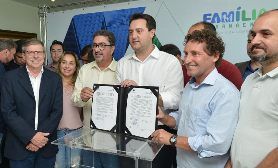 O governador Carlos Massa Ratinho Junior assinou nesta quinta-feira (14) contratos para a construção de 872 novas moradias populares em 15 municípios paranaenses. Os projetos foram desenvolvidos em diferentes programas coordenados pela Companhia de Habitação do Paraná (Cohapar), em parceria com as prefeituras e receberão investimentos de R$ 68,8 milhões.