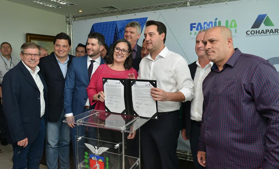 O governador Carlos Massa Ratinho Junior assinou nesta quinta-feira (14) contratos para a construção de 872 novas moradias populares em 15 municípios paranaenses. Os projetos foram desenvolvidos em diferentes programas coordenados pela Companhia de Habitação do Paraná (Cohapar), em parceria com as prefeituras e receberão investimentos de R$ 68,8 milhões.