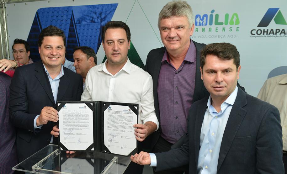 O governador Carlos Massa Ratinho Junior assinou nesta quinta-feira (14) contratos para a construção de 872 novas moradias populares em 15 municípios paranaenses. Os projetos foram desenvolvidos em diferentes programas coordenados pela Companhia de Habitação do Paraná (Cohapar), em parceria com as prefeituras e receberão investimentos de R$ 68,8 milhões.