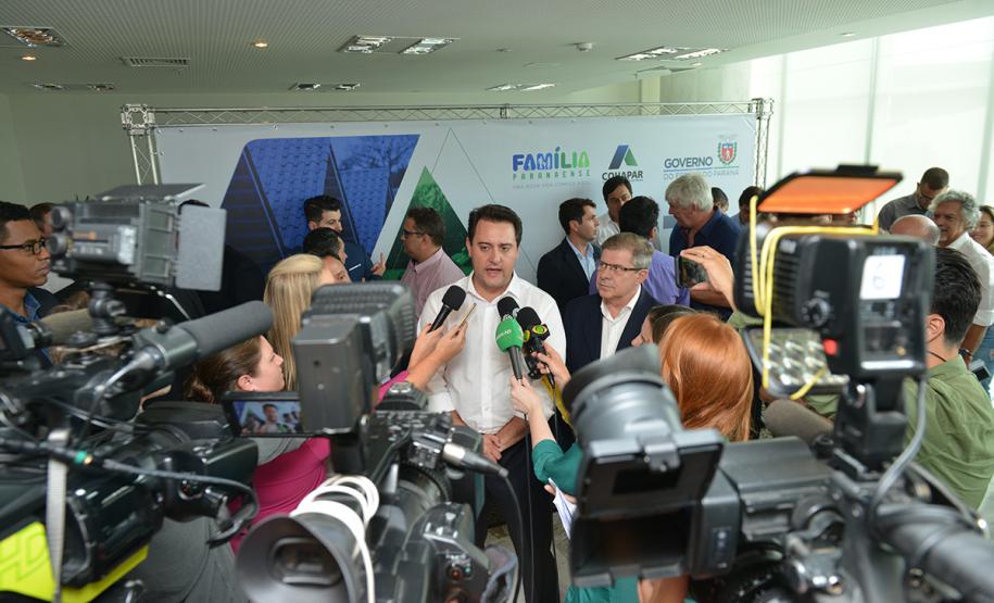 O governador Carlos Massa Ratinho Junior assinou nesta quinta-feira (14) contratos para a construção de 872 novas moradias populares em 15 municípios paranaenses. Os projetos foram desenvolvidos em diferentes programas coordenados pela Companhia de Habitação do Paraná (Cohapar), em parceria com as prefeituras e receberão investimentos de R$ 68,8 milhões.