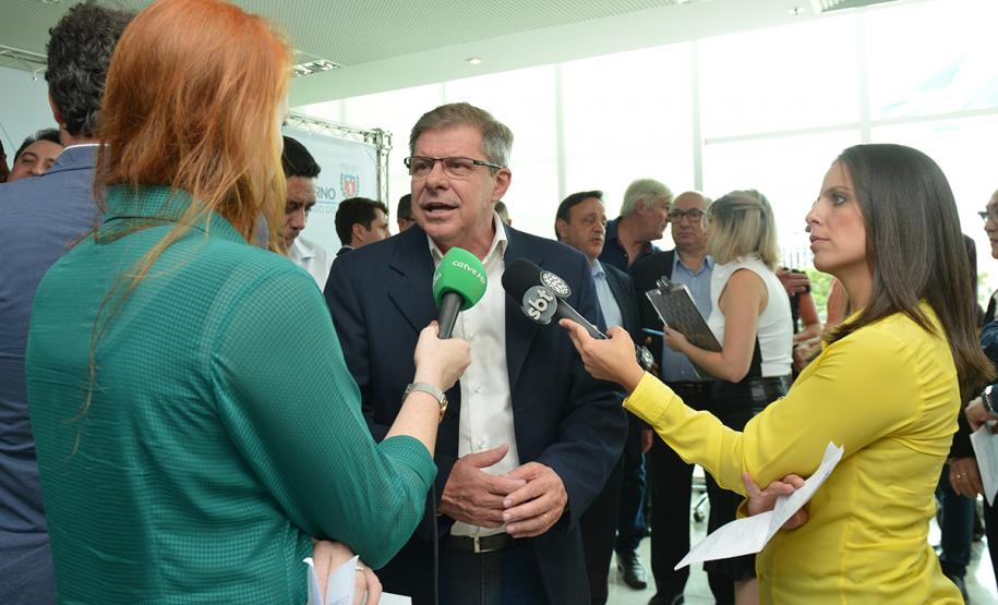 O governador Carlos Massa Ratinho Junior assinou nesta quinta-feira (14) contratos para a construção de 872 novas moradias populares em 15 municípios paranaenses. Os projetos foram desenvolvidos em diferentes programas coordenados pela Companhia de Habitação do Paraná (Cohapar), em parceria com as prefeituras e receberão investimentos de R$ 68,8 milhões.