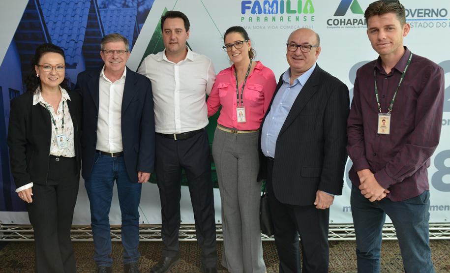 O governador Carlos Massa Ratinho Junior assinou nesta quinta-feira (14) contratos para a construção de 872 novas moradias populares em 15 municípios paranaenses. Os projetos foram desenvolvidos em diferentes programas coordenados pela Companhia de Habitação do Paraná (Cohapar), em parceria com as prefeituras e receberão investimentos de R$ 68,8 milhões.
