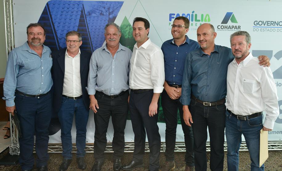 O governador Carlos Massa Ratinho Junior assinou nesta quinta-feira (14) contratos para a construção de 872 novas moradias populares em 15 municípios paranaenses. Os projetos foram desenvolvidos em diferentes programas coordenados pela Companhia de Habitação do Paraná (Cohapar), em parceria com as prefeituras e receberão investimentos de R$ 68,8 milhões.