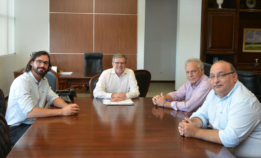 O presidente da Cohapar, Jorge Lange, e o prefeito de Califórnia, Paulinho Moisés, estiveram reunidos nesta segunda-feira (25) na sede da empresa, em Curitiba. No encontro, eles conversaram sobre um projeto para a construção de 65 casas populares na cidade, localizada na região do Vale do Ivaí.
