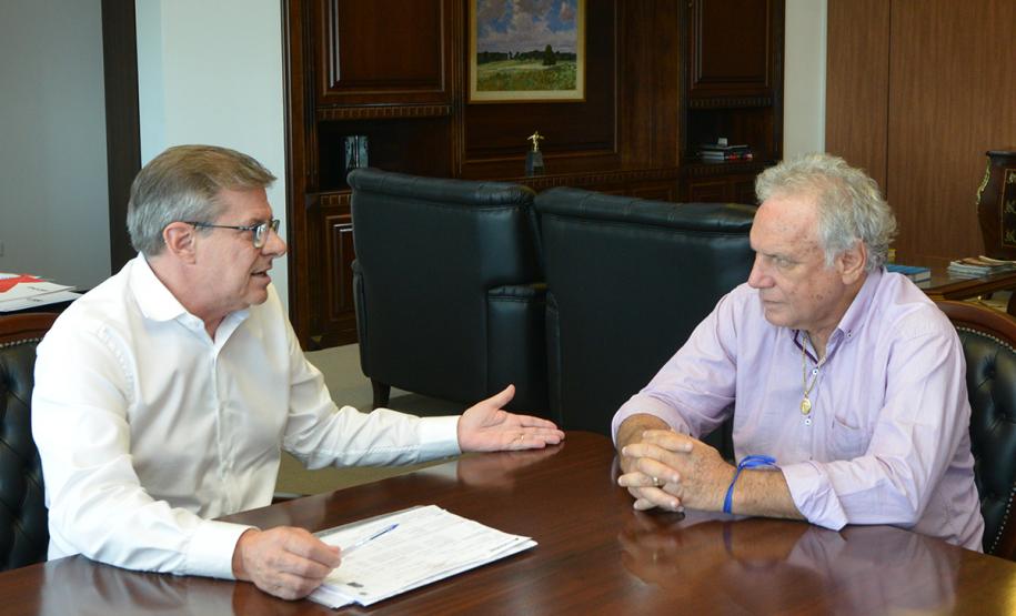 O presidente da Cohapar, Jorge Lange, e o prefeito de Califórnia, Paulinho Moisés, estiveram reunidos nesta segunda-feira (25) na sede da empresa, em Curitiba. No encontro, eles conversaram sobre um projeto para a construção de 65 casas populares na cidade, localizada na região do Vale do Ivaí.