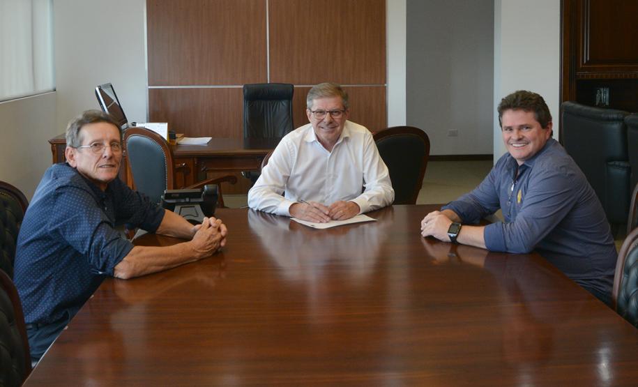 Com o objetivo de dar continuidade a um projeto para a construção de 72 casas populares, o prefeito de Capitão Leônidas Marques, Claudiomiro Quadri, visitou a sede da Cohapar, em Curitiba, nesta segunda-feira (25). Ele foi recebido pelo presidente da empresa, Jorge Lange, que passou orientações ao gestor municipal sobre os programas habitacionais do Governo do Estado.