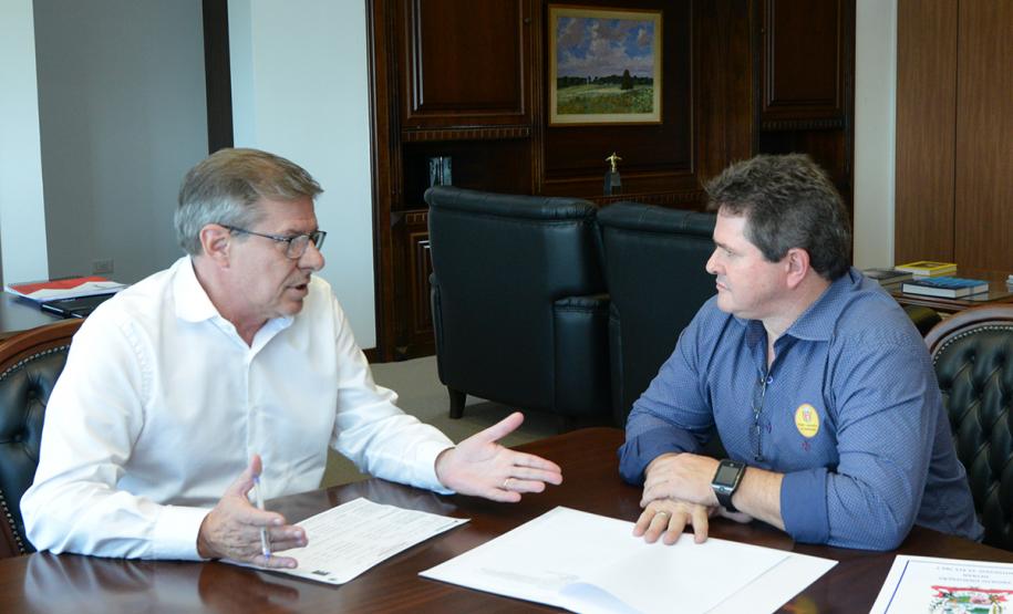 Com o objetivo de dar continuidade a um projeto para a construção de 72 casas populares, o prefeito de Capitão Leônidas Marques, Claudiomiro Quadri, visitou a sede da Cohapar, em Curitiba, nesta segunda-feira (25). Ele foi recebido pelo presidente da empresa, Jorge Lange, que passou orientações ao gestor municipal sobre os programas habitacionais do Governo do Estado.