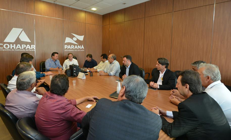 Um grupo de prefeitos de 11 municípios das regiões Noroeste e Centro-Oeste do Paraná participou nesta segunda-feira (25) de uma visita à sede da Cohapar, em Curitiba, com o intuito de conhecer as propostas da nova gestão estadual para o setor de habitação popular. A reunião foi acompanhada pelo presidente da companhia, Jorge Lange, e o secretário de Estado do Desenvolvimento Sustentável e Turismo, Márcio Nunes.