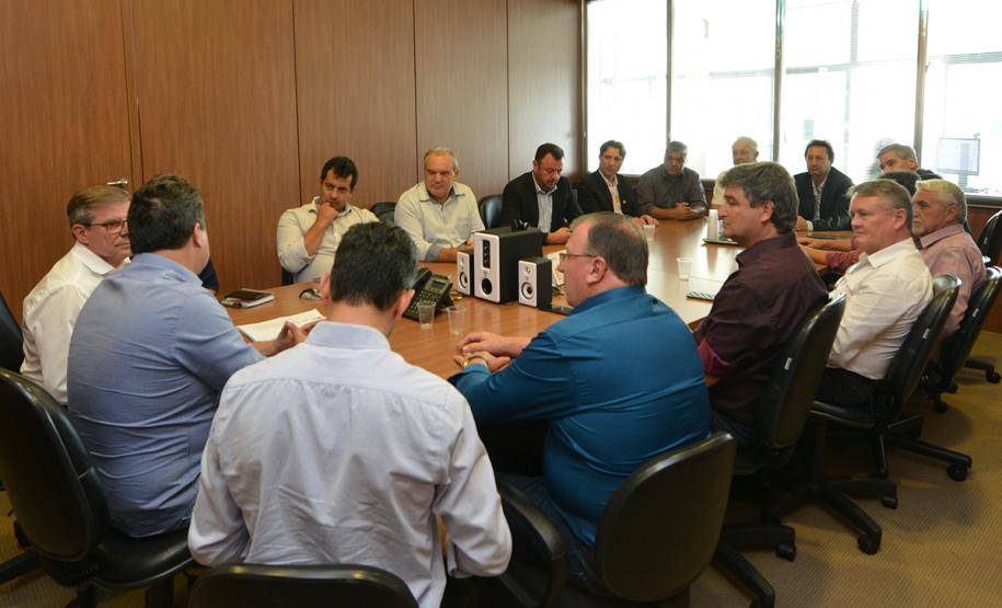 Um grupo de prefeitos de 11 municípios das regiões Noroeste e Centro-Oeste do Paraná participou nesta segunda-feira (25) de uma visita à sede da Cohapar, em Curitiba, com o intuito de conhecer as propostas da nova gestão estadual para o setor de habitação popular. A reunião foi acompanhada pelo presidente da companhia, Jorge Lange, e o secretário de Estado do Desenvolvimento Sustentável e Turismo, Márcio Nunes.