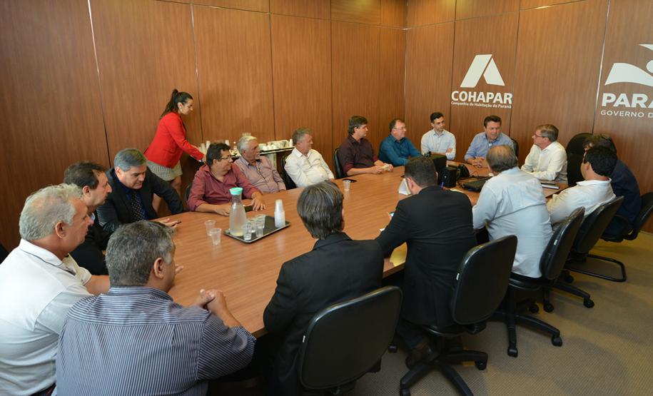Um grupo de prefeitos de 11 municípios das regiões Noroeste e Centro-Oeste do Paraná participou nesta segunda-feira (25) de uma visita à sede da Cohapar, em Curitiba, com o intuito de conhecer as propostas da nova gestão estadual para o setor de habitação popular. A reunião foi acompanhada pelo presidente da companhia, Jorge Lange, e o secretário de Estado do Desenvolvimento Sustentável e Turismo, Márcio Nunes.
