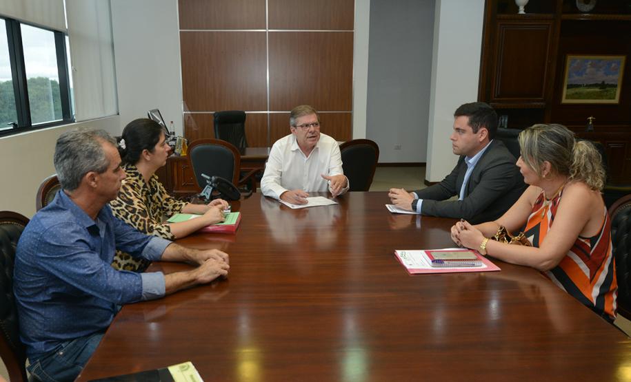 Um grupo de secretários municipais de Campina da Lagoa, cidade da região Centro-Oeste do Paraná, esteve na Cohapar nesta segunda-feira (26) para fazer um acompanhamento dos projetos habitacionais que estão sendo desenvolvidos para a localidade. Eles foram atendidos pelo presidente da companhia, Jorge Lange, que os atualizou sobre a situação dos programas coordenados pelo Governo do Estado.