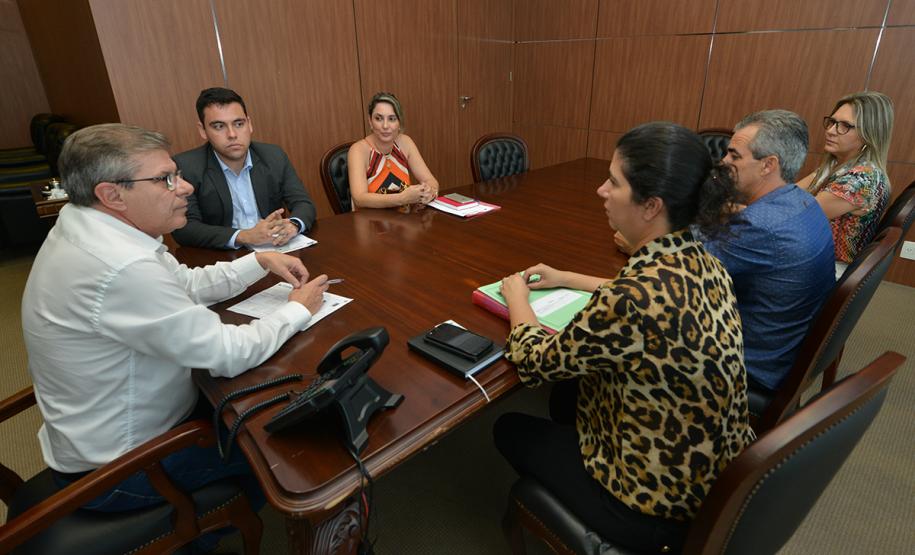 Um grupo de secretários municipais de Campina da Lagoa, cidade da região Centro-Oeste do Paraná, esteve na Cohapar nesta segunda-feira (26) para fazer um acompanhamento dos projetos habitacionais que estão sendo desenvolvidos para a localidade. Eles foram atendidos pelo presidente da companhia, Jorge Lange, que os atualizou sobre a situação dos programas coordenados pelo Governo do Estado.