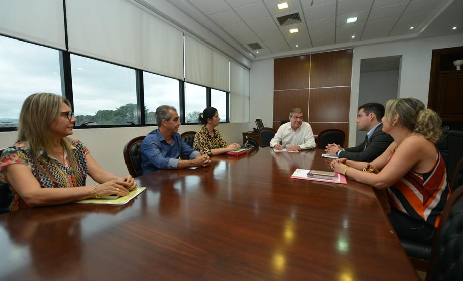 Um grupo de secretários municipais de Campina da Lagoa, cidade da região Centro-Oeste do Paraná, esteve na Cohapar nesta segunda-feira (26) para fazer um acompanhamento dos projetos habitacionais que estão sendo desenvolvidos para a localidade. Eles foram atendidos pelo presidente da companhia, Jorge Lange, que os atualizou sobre a situação dos programas coordenados pelo Governo do Estado.