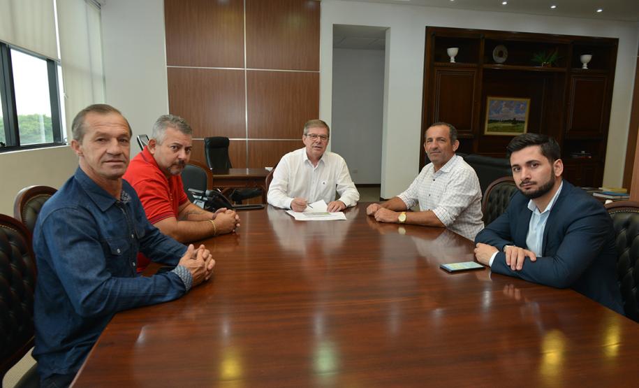 O presidente da Cohapar, Jorge Lange, recebeu nesta quarta-feira (27) a visita do prefeito de Tupãssi, Ailton Caeiro (Ito). Os dois conversaram sobre a perspectiva do firmamento de parcerias entre o Governo do Estado e a administração municipal para a construção de novas casas populares na localidade, que fica na região Oeste do Paraná.