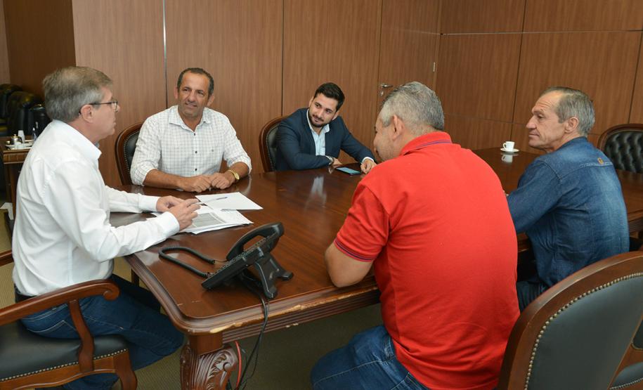 O presidente da Cohapar, Jorge Lange, recebeu nesta quarta-feira (27) a visita do prefeito de Tupãssi, Ailton Caeiro (Ito). Os dois conversaram sobre a perspectiva do firmamento de parcerias entre o Governo do Estado e a administração municipal para a construção de novas casas populares na localidade, que fica na região Oeste do Paraná.