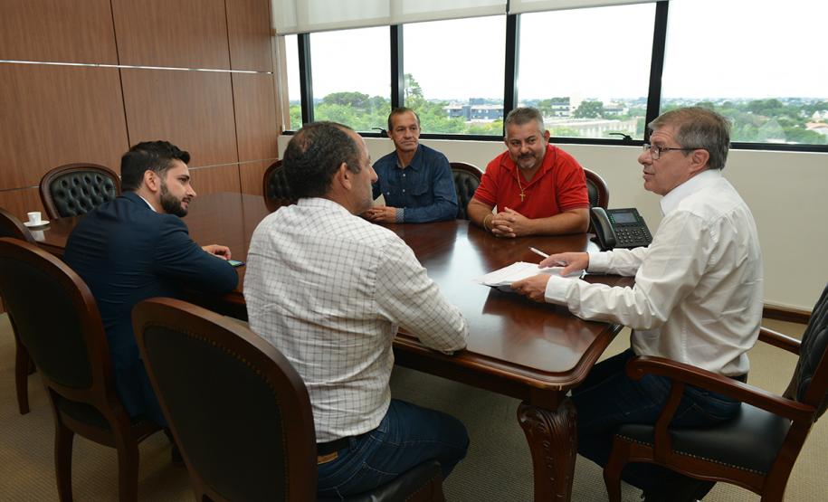 O presidente da Cohapar, Jorge Lange, recebeu nesta quarta-feira (27) a visita do prefeito de Tupãssi, Ailton Caeiro (Ito). Os dois conversaram sobre a perspectiva do firmamento de parcerias entre o Governo do Estado e a administração municipal para a construção de novas casas populares na localidade, que fica na região Oeste do Paraná.