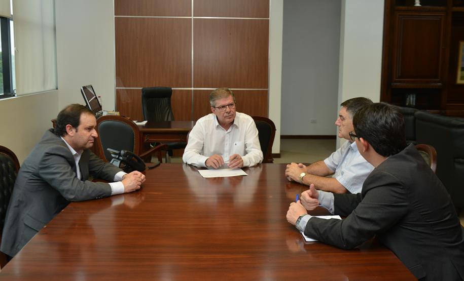 Com o intuito de conhecer de forma detalhada os programas habitacionais do Governo do Estado, o prefeito de Piraí do Sul, José Sandrini, visitou a sede da Cohapar ,em Curitiba, nesta quarta-feira (27). Ele foi recebido pelo presidente da companhia, Jorge Lange, que o orientou sobre as linhas de financiamento disponíveis e as contrapartidas necessárias da administração municipal.