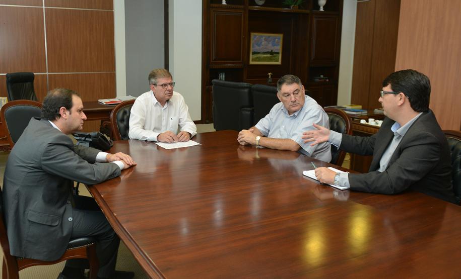 Com o intuito de conhecer de forma detalhada os programas habitacionais do Governo do Estado, o prefeito de Piraí do Sul, José Sandrini, visitou a sede da Cohapar ,em Curitiba, nesta quarta-feira (27). Ele foi recebido pelo presidente da companhia, Jorge Lange, que o orientou sobre as linhas de financiamento disponíveis e as contrapartidas necessárias da administração municipal.