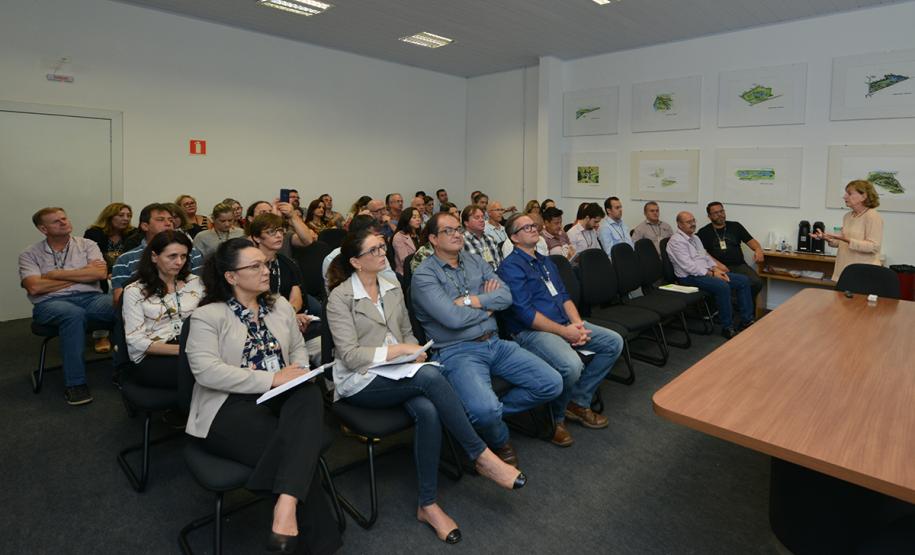 Gestores e técnicos das 12 regionais da Cohapar em todo o estado participaram nesta quarta-feira (27) de uma reunião para início do trabalho para atualização do Plano Estadual de Habitação de Interesse Social (PEHIS), cuja última revisão aconteceu em 2015