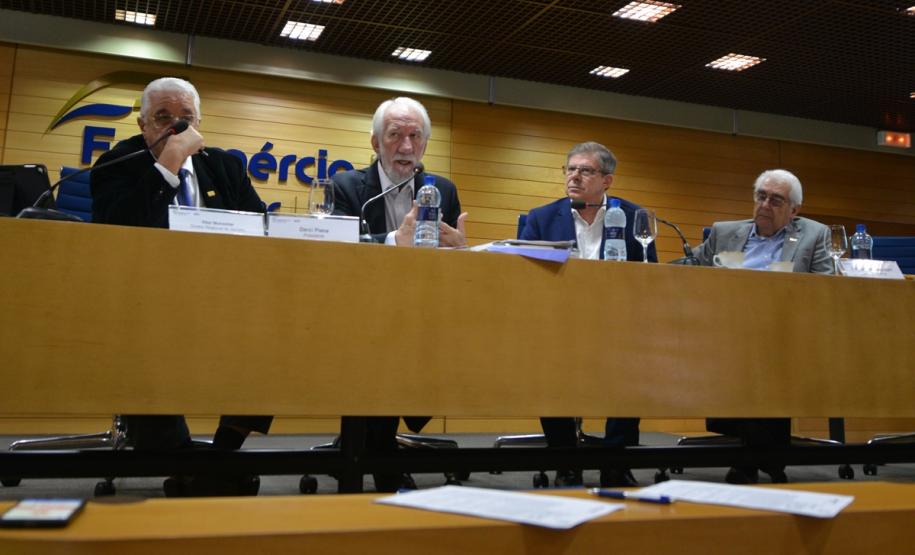 Moradores do bairro Guarituba, em Piraquara, terão a oportunidade de realizar diversos cursos e oficinas socioeducativas ministrados pelo SENAC de maneira gratuita ao longo dos próximos meses. O objetivo é oferecer novas alternativas à população para a geração de renda, com prioridade para o atendimento de famílias previamente beneficiadas com a construção ou regularização de moradias pela Cohapar na região.