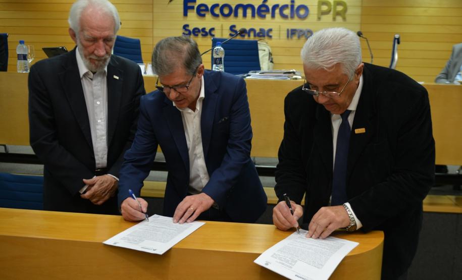 Moradores do bairro Guarituba, em Piraquara, terão a oportunidade de realizar diversos cursos e oficinas socioeducativas ministrados pelo SENAC de maneira gratuita ao longo dos próximos meses. O objetivo é oferecer novas alternativas à população para a geração de renda, com prioridade para o atendimento de famílias previamente beneficiadas com a construção ou regularização de moradias pela Cohapar na região.