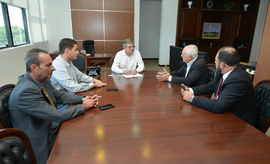 O presidente da Cohapar, Jorge Lange, e o prefeito de Nova Esperança, Moacir Olivatti, estiveram reunidos nesta terça-feira (2) na sede da empresa, em Curitiba, para tratar da ampliação das parcerias entre os órgãos na construção de casas populares. Atualmente, 133 imóveis estão em fase avançada de obras na cidade e o objetivo da administração municipal é viabilizar a construção de outras 137 moradias.