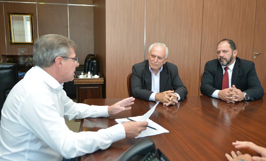 O presidente da Cohapar, Jorge Lange, e o prefeito de Nova Esperança, Moacir Olivatti, estiveram reunidos nesta terça-feira (2) na sede da empresa, em Curitiba, para tratar da ampliação das parcerias entre os órgãos na construção de casas populares. Atualmente, 133 imóveis estão em fase avançada de obras na cidade e o objetivo da administração municipal é viabilizar a construção de outras 137 moradias.