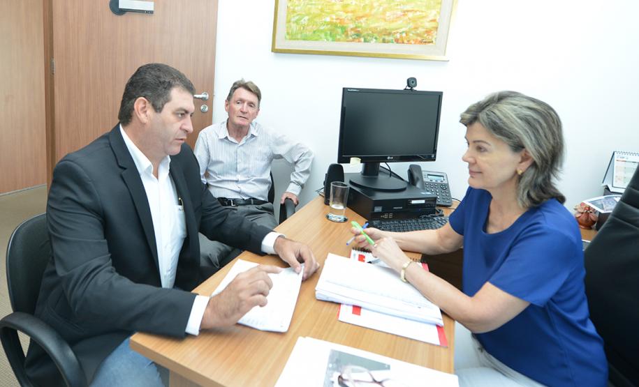 Nas próximas semanas, deve ser assinado um contrato para a construção de 30 casas populares voltadas ao atendimento de famílias carentes de Barbosa Ferraz, município da região Centro-Oeste do Paraná. Os detalhes do projeto foram discutidos nesta terça-feira (2) em uma visita do prefeito, Edenilson Miliossi, à sede da Cohapar, em Curitiba, onde o gestor também solicitou o apoio da empresa para a viabilização de outros empreendimentos em parceria com o governo estadual.