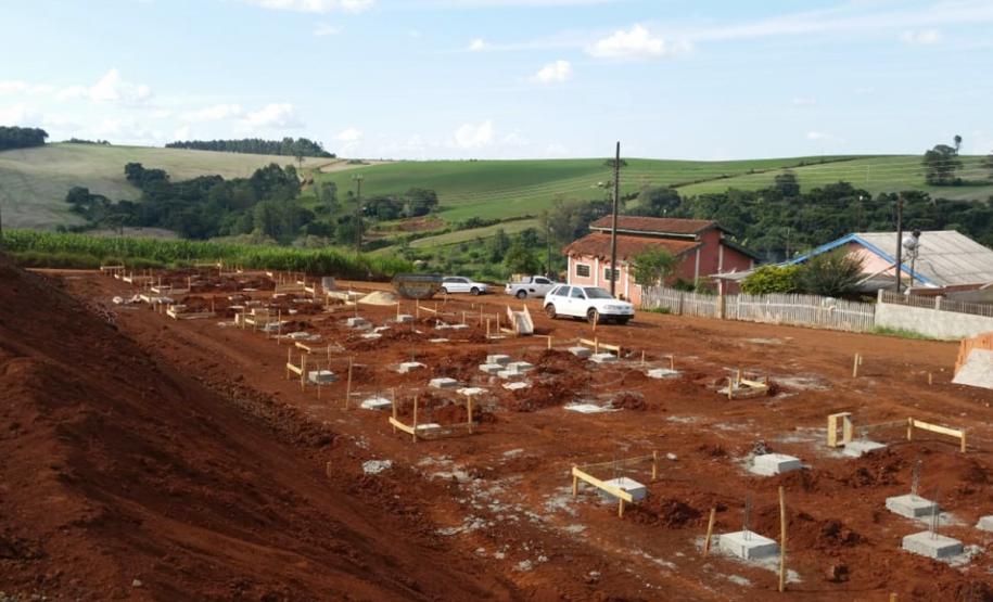 Representantes da Cohapar e prefeitura vistoriam início de obras de 20 casas populares em Manoel Ribas Representantes da Cohapar e da Prefeitura de Manoel Ribas vistoriaram nesta terça-feira (2) as obras de construção de 20 casas populares no município, na região Central do Paraná. O empreendimento começou a ser construído em 26 de março, após a assinatura do contrato pelo governador Carlos Massa Ratinho Junior, que liberou cerca de R$ 1,2 milhão para financiamento do empreendimento.