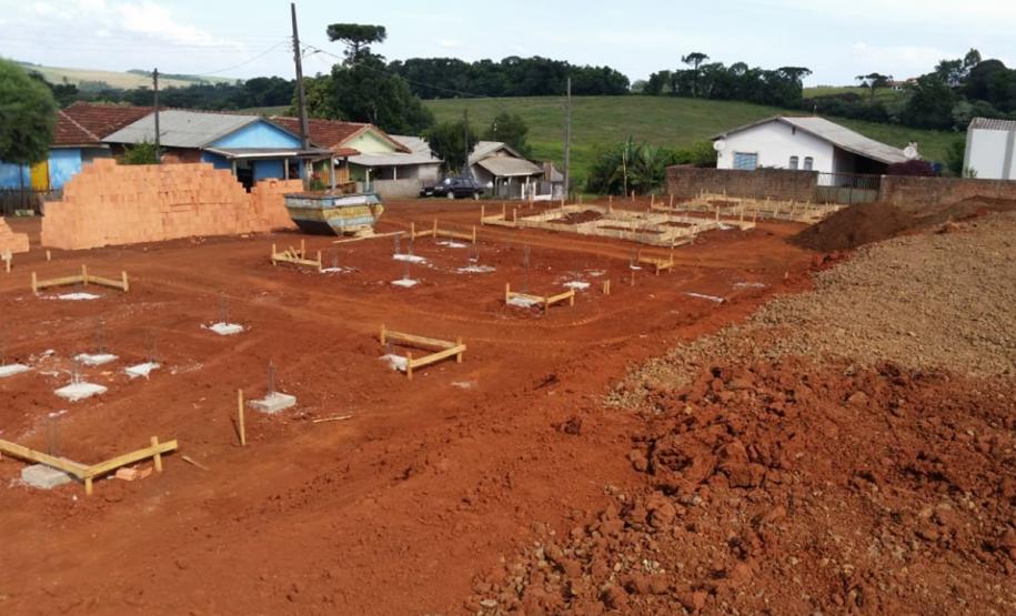 Representantes da Cohapar e prefeitura vistoriam início de obras de 20 casas populares em Manoel Ribas Representantes da Cohapar e da Prefeitura de Manoel Ribas vistoriaram nesta terça-feira (2) as obras de construção de 20 casas populares no município, na região Central do Paraná. O empreendimento começou a ser construído em 26 de março, após a assinatura do contrato pelo governador Carlos Massa Ratinho Junior, que liberou cerca de R$ 1,2 milhão para financiamento do empreendimento.