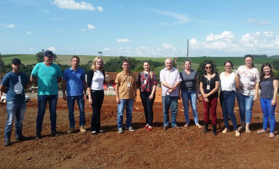 Representantes da Cohapar e prefeitura vistoriam início de obras de 20 casas populares em Manoel Ribas Representantes da Cohapar e da Prefeitura de Manoel Ribas vistoriaram nesta terça-feira (2) as obras de construção de 20 casas populares no município, na região Central do Paraná. O empreendimento começou a ser construído em 26 de março, após a assinatura do contrato pelo governador Carlos Massa Ratinho Junior, que liberou cerca de R$ 1,2 milhão para financiamento do empreendimento.