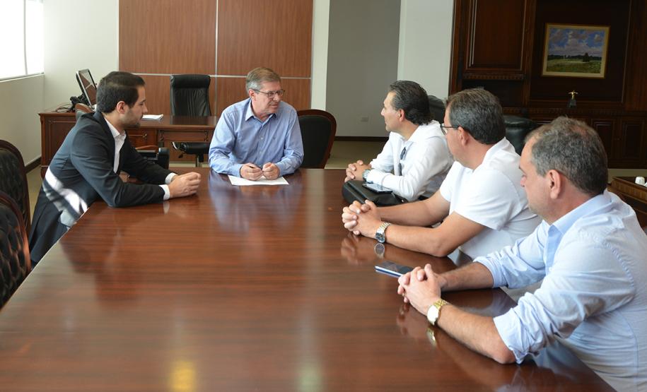 O prefeito e Boa Vista da Aparecida, Leonir dos Santos, esteve nesta quarta-feira (3) na sede da Cohapar, em Curitiba, para tratar de novos projetos habitacionais para o município, na região Oeste do Paraná. Ele foi recebido pelo presidente da empresa, Jorge Lange, que o orientou sobre as perspectivas de investimentos para o setor em nível nacional e estadual.