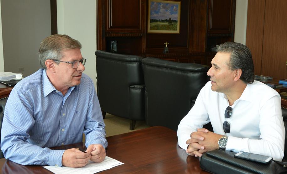 O prefeito e Boa Vista da Aparecida, Leonir dos Santos, esteve nesta quarta-feira (3) na sede da Cohapar, em Curitiba, para tratar de novos projetos habitacionais para o município, na região Oeste do Paraná. Ele foi recebido pelo presidente da empresa, Jorge Lange, que o orientou sobre as perspectivas de investimentos para o setor em nível nacional e estadual.