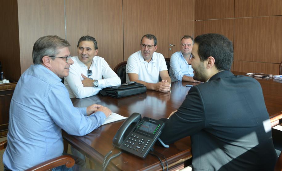 O prefeito e Boa Vista da Aparecida, Leonir dos Santos, esteve nesta quarta-feira (3) na sede da Cohapar, em Curitiba, para tratar de novos projetos habitacionais para o município, na região Oeste do Paraná. Ele foi recebido pelo presidente da empresa, Jorge Lange, que o orientou sobre as perspectivas de investimentos para o setor em nível nacional e estadual.