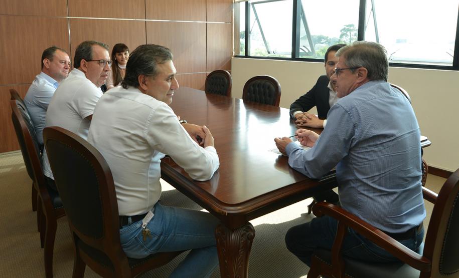 O prefeito e Boa Vista da Aparecida, Leonir dos Santos, esteve nesta quarta-feira (3) na sede da Cohapar, em Curitiba, para tratar de novos projetos habitacionais para o município, na região Oeste do Paraná. Ele foi recebido pelo presidente da empresa, Jorge Lange, que o orientou sobre as perspectivas de investimentos para o setor em nível nacional e estadual.