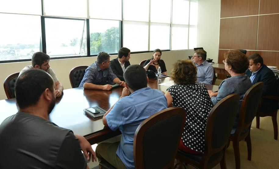 A prefeita de Colombo, Beti Pavin, esteve na sede da Cohapar nesta quarta-feira (3) para tratar do processo de regularização fundiária da Vila Zumbi dos Palmares. Em reunião com o presidente da empresa, Jorge Lange, foi determinado que os técnicos da companhia dessem prioridade ao trabalho para que a administração municipal possa oferecer serviços públicos mais próximos da população da região.