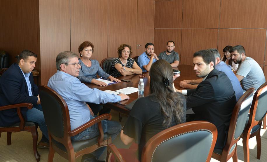 A prefeita de Colombo, Beti Pavin, esteve na sede da Cohapar nesta quarta-feira (3) para tratar do processo de regularização fundiária da Vila Zumbi dos Palmares. Em reunião com o presidente da empresa, Jorge Lange, foi determinado que os técnicos da companhia dessem prioridade ao trabalho para que a administração municipal possa oferecer serviços públicos mais próximos da população da região.