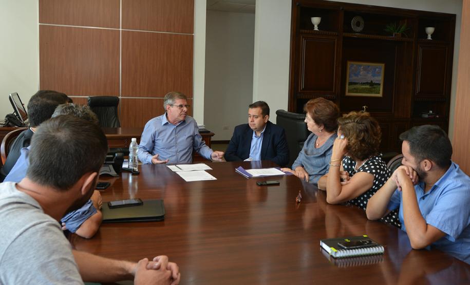 A prefeita de Colombo, Beti Pavin, esteve na sede da Cohapar nesta quarta-feira (3) para tratar do processo de regularização fundiária da Vila Zumbi dos Palmares. Em reunião com o presidente da empresa, Jorge Lange, foi determinado que os técnicos da companhia dessem prioridade ao trabalho para que a administração municipal possa oferecer serviços públicos mais próximos da população da região.