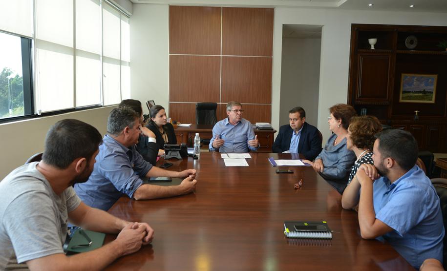 A prefeita de Colombo, Beti Pavin, esteve na sede da Cohapar nesta quarta-feira (3) para tratar do processo de regularização fundiária da Vila Zumbi dos Palmares. Em reunião com o presidente da empresa, Jorge Lange, foi determinado que os técnicos da companhia dessem prioridade ao trabalho para que a administração municipal possa oferecer serviços públicos mais próximos da população da região.